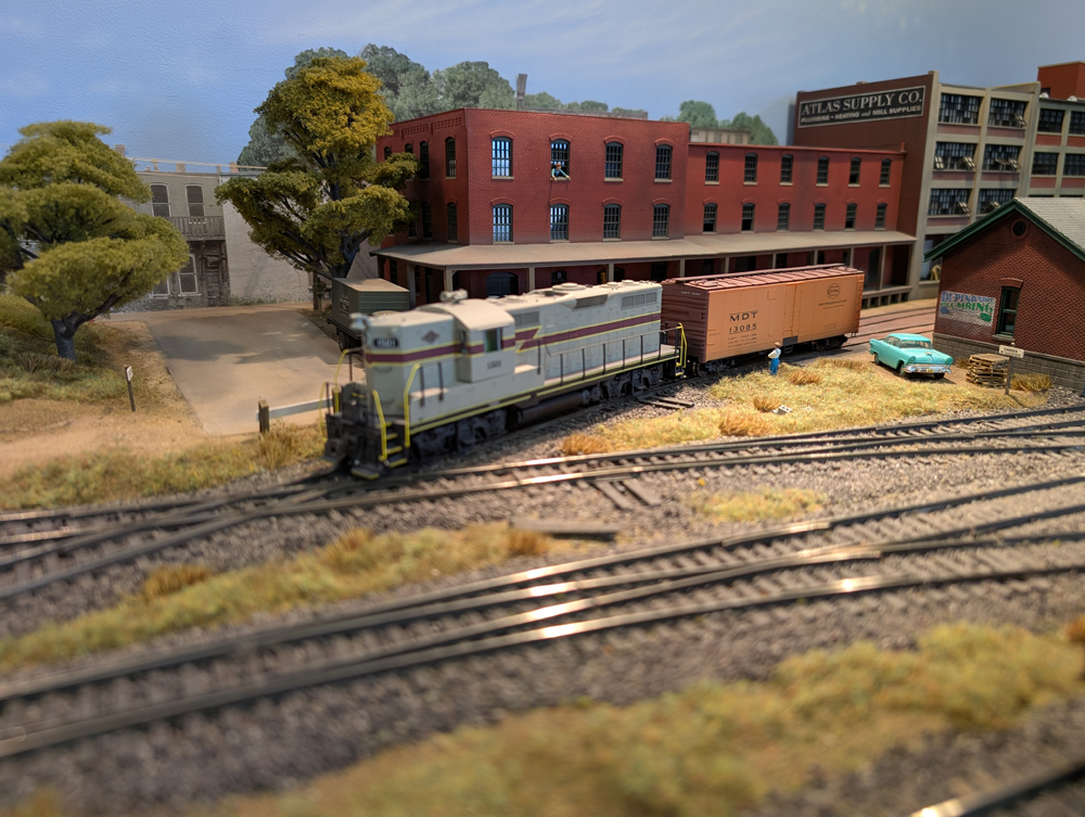 An HO scale GP7 shoving a reefer