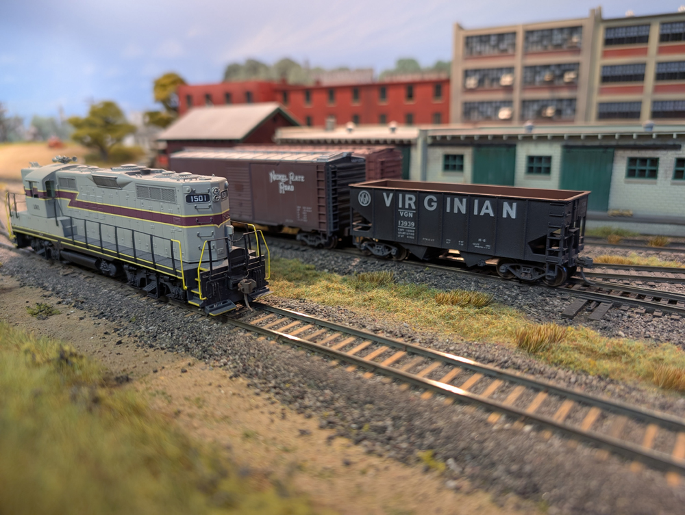 An HO scale GP7 running around its train