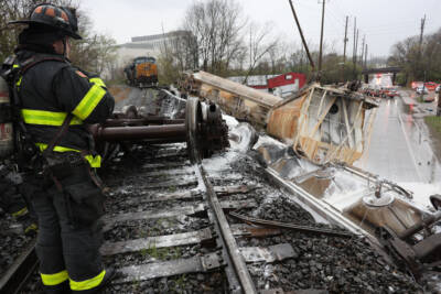 Broken rail led to Indianapolis derailment, CSX says
