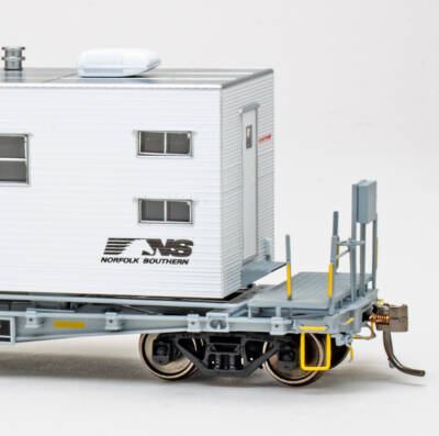 Rapido HO MOW flat and camp cars