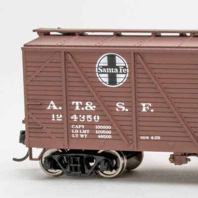 Walthers HO 40-foot single-sheathed boxcar