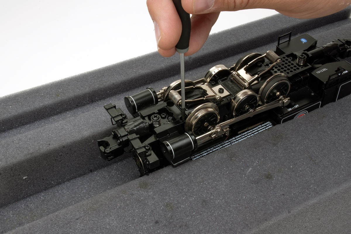 Unscrewing body-mounted screws