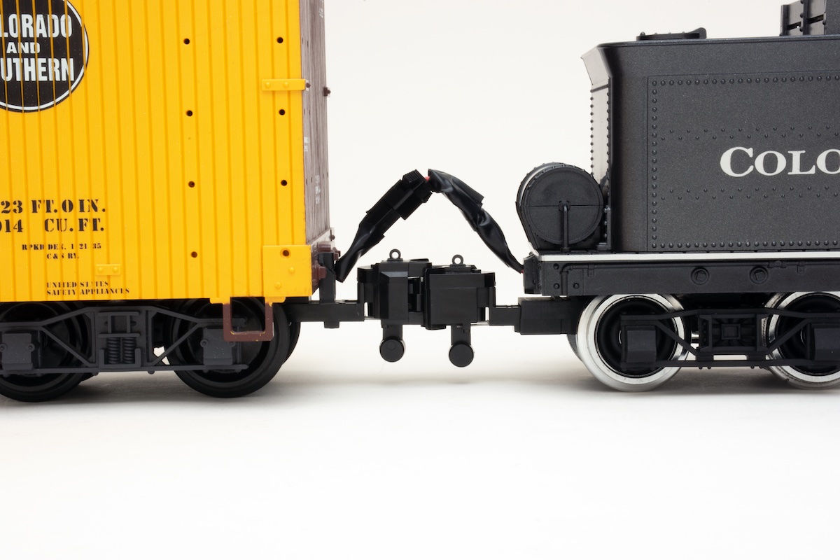 Wires connecting between a large scale tender and boxcar