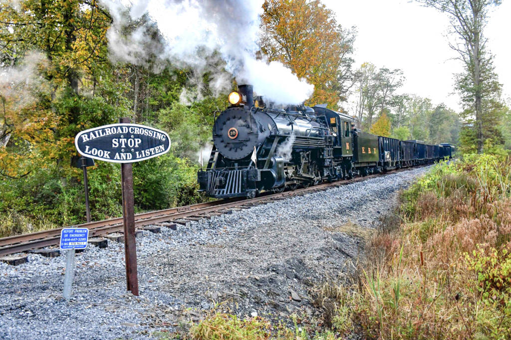 Steam locomotive with hopper cars