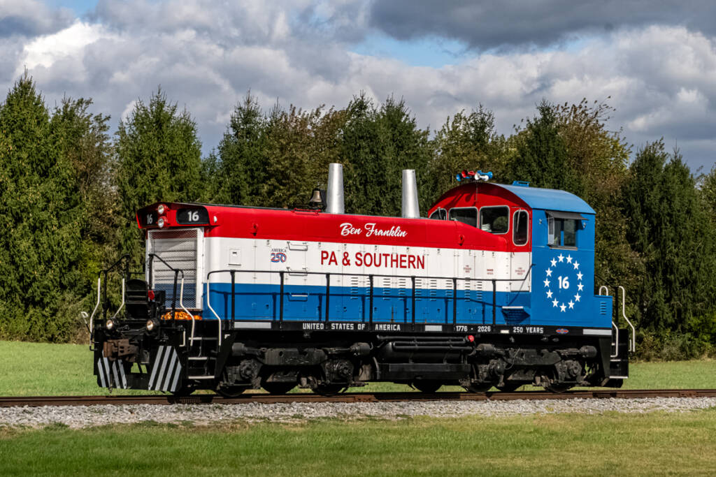 Red, white, and blue end-cab switcher